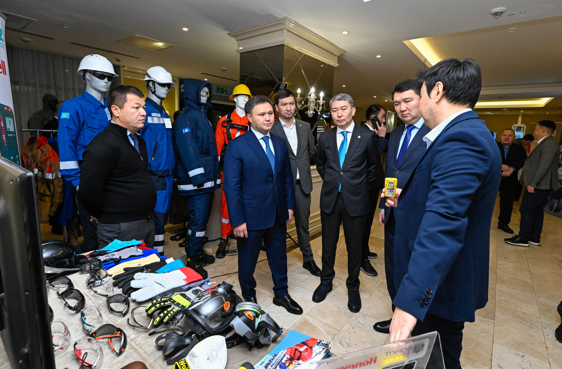 Өндірістік қауіпсіздік және еңбекті қорғау құралдарын көрсету